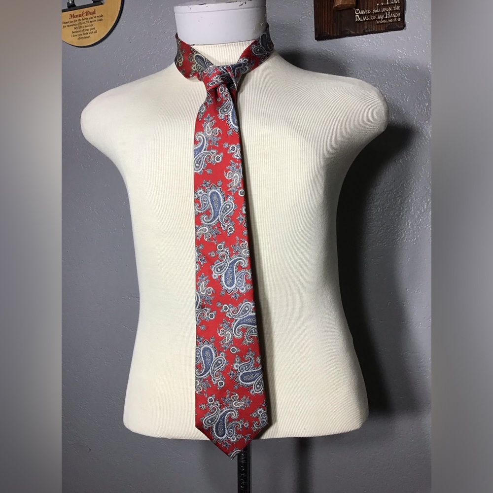 CHRISTIAN DIOR MONSIEUR MENS MADE USA 100% SILK PAISLEY TIE RED BLUE VINTAGE